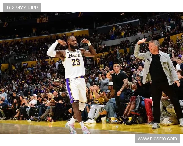 詹姆斯复出带领湖人迎战勇士 新赛季NBA战况火热